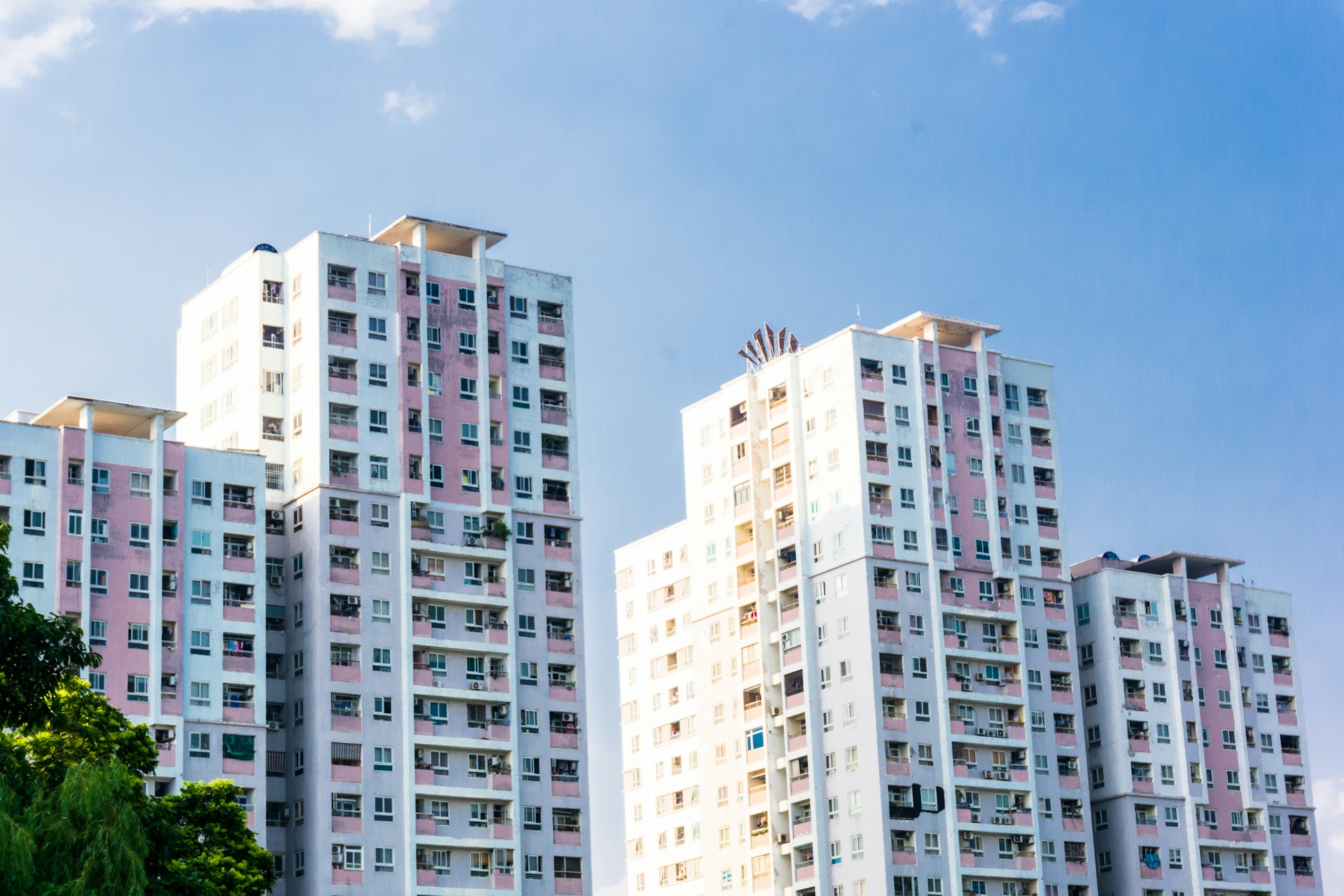 Independent House vs Apartment: Which is Better Investment?